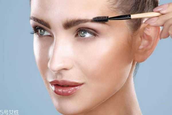 隔离用手还是粉扑？隔离霜用什么涂均匀