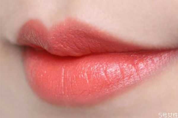 西柚色口红适合的肤色 皮肤不白的人适合什么颜色口红