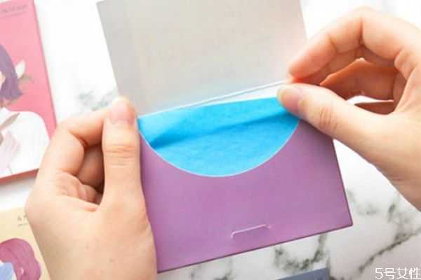 吸油纸适合什么肤质?为什么吸油纸会把粉底也吸走 吸油纸适合什么肤质?为什么吸油纸会把粉底也吸走