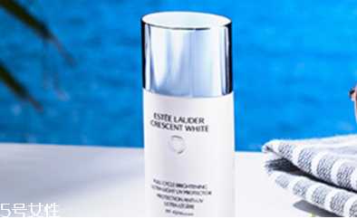 雅诗兰黛晶透沁白摇摇防晒乳可以代替底妆吗?干皮能用吗? 雅诗兰黛晶透沁白摇摇防晒乳可以代替底妆吗?干皮能用吗?