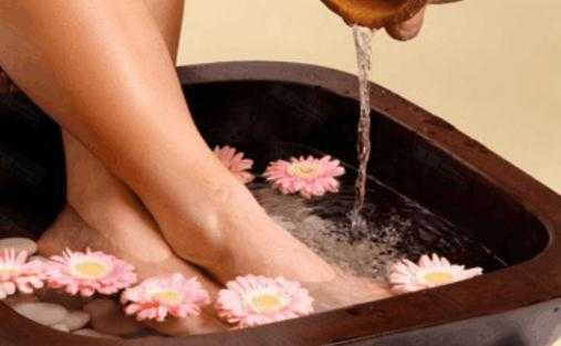 艾叶泡脚对痛风有好处吗?艾叶可以治疗荨麻疹吗 艾叶泡脚对痛风有好处吗?艾叶可以治疗荨麻疹吗