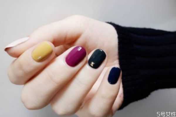 美甲没烤干怎么办?美甲底胶必须要烤干吗 美甲没烤干怎么办?美甲底胶必须要烤干吗