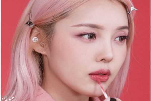 唇色暗紫适合什么口红？黄皮唇色深口红推荐