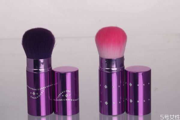 遮瑕膏用手还是刷子？遮瑕膏用手和刷子的区别
