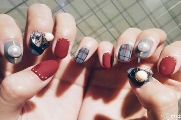 美甲先封层还是先贴钻？