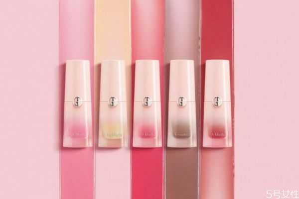 用腮红液前要用散粉吗?腮红液可以当唇彩用吗 用腮红液前要用散粉吗?腮红液可以当唇彩用吗