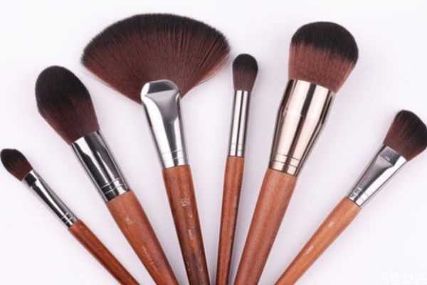 遮瑕膏用手还是刷子？遮瑕膏用手和刷子的区别