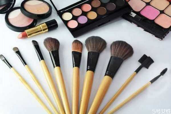 化妆刷买动物毛还是人造纤维？动物毛化妆刷和纤维毛区分