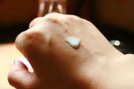 使用乳液后需要洗掉吗