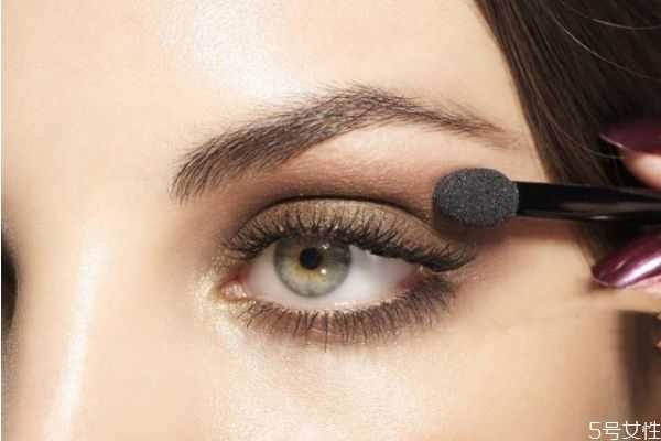 眼妆总是晕染怎么办？如何化眼妆不晕染