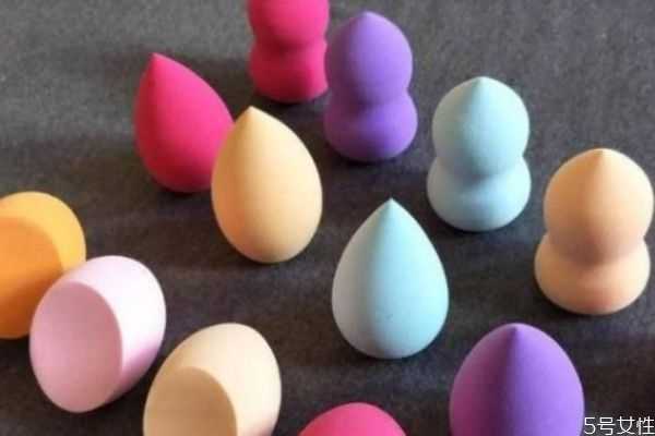 美妆蛋用热水还是冷水浸湿？美妆蛋要泡多长时间