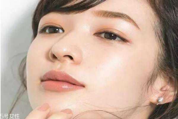 上完粉底液脸上起皮是怎么回事? 上完粉底液脸上起皮是怎么回事?