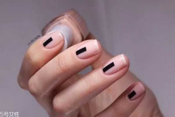 莫兰迪色美甲图 几何线条美甲图片