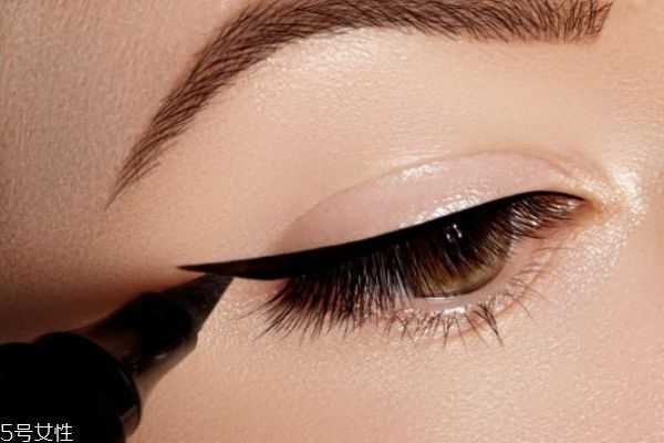 初学者自己怎么画眼线？超简单眼线画法