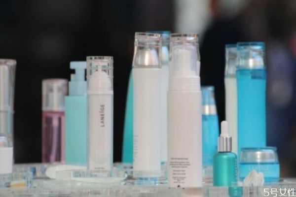 如何选择化妆水？化妆水的用法及功效