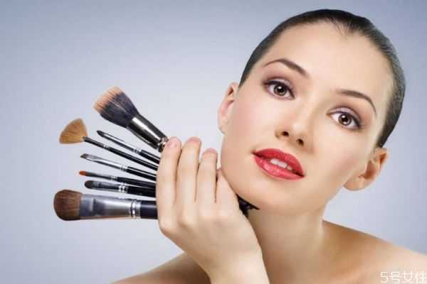 刚做完隆鼻可以化妆吗?什么人群不能化妆呢 刚做完隆鼻可以化妆吗?什么人群不能化妆呢