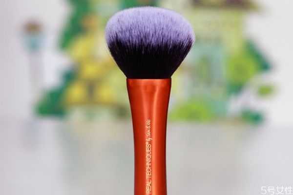 散粉刷怎么取盒装粉？为什么用散粉刷会卡粉