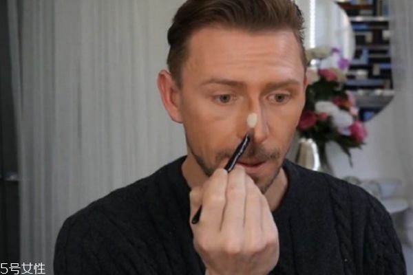 挺拔鼻子怎么画？怎么画鼻影显立体