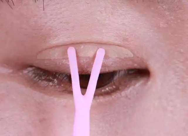 双眼皮贴是在粉底前还是粉底后