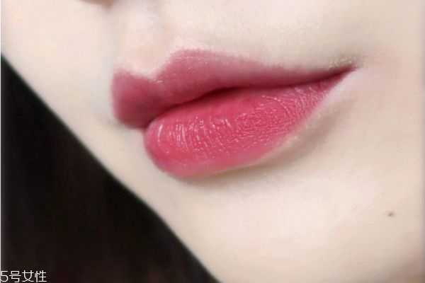 经常涂口红有哪些危害？女生长期涂口红的危害