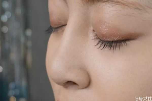 鼻子卡粉什么原因？鼻子周围卡粉怎么回事