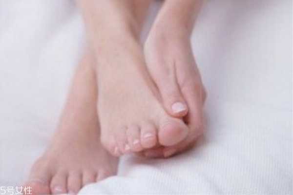 冬天脚后跟开裂怎么办 冬天脚开口子这样做