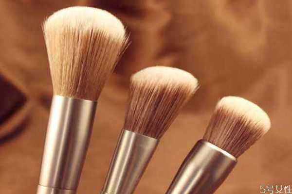 腮红刷的种类有哪些?腮红刷和高光刷区别 腮红刷的种类有哪些?腮红刷和高光刷区别