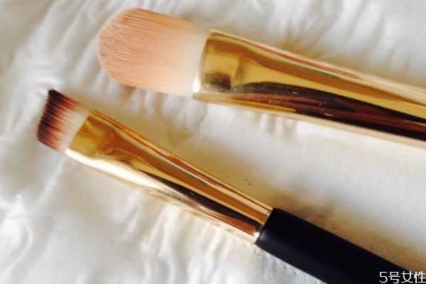 化妆刷刷毛越软越好吗 化妆刷毛毛炸开了怎么办