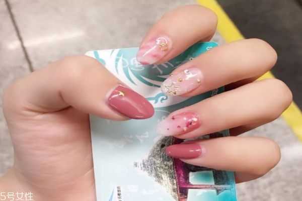 撕拉指甲油容易掉落怎么办?如何让可撕指甲油不掉 撕拉指甲油容易掉落怎么办?如何让可撕指甲油不掉