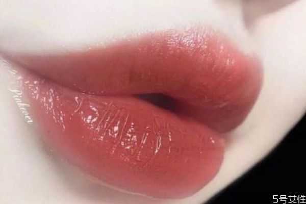 奶茶和豆沙色哪个显白 口红奶茶色和豆沙区别