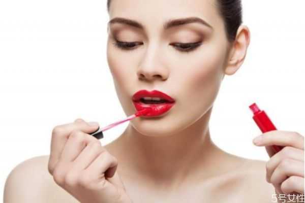 厚嘴唇适合的口红颜色?嘴唇厚不适合什么颜色口红 厚嘴唇适合的口红颜色?嘴唇厚不适合什么颜色口红