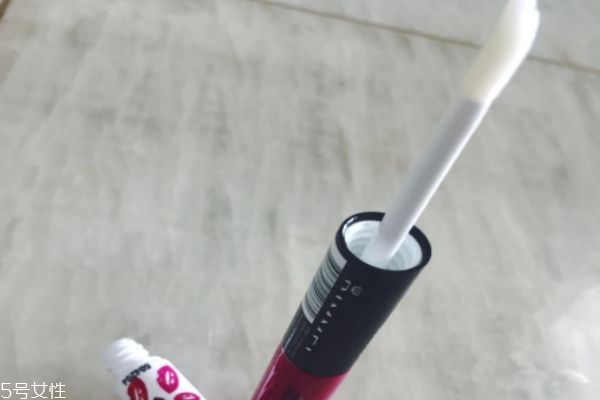 rimmel芮谜16小时不脱色唇彩怎么用 rimmel芮谜16小时不脱色唇彩怎么用