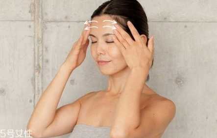 两眉中间要涂眼霜吗？两眉中间川字纹怎么按摩