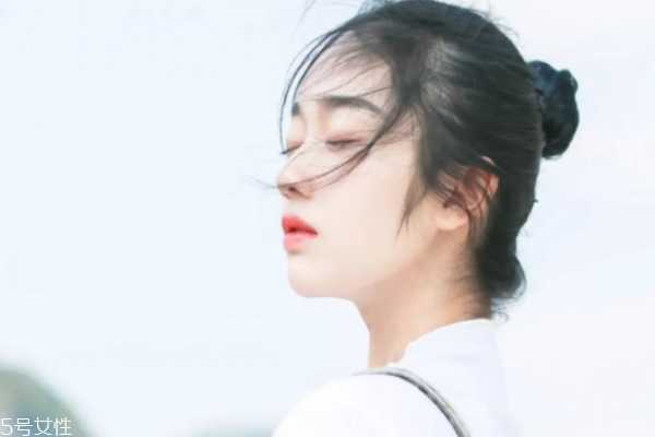 用盐水洗脸后用洁面乳吗 用盐水洗脸后用洁面乳吗