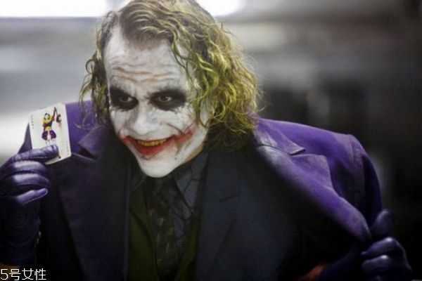 希斯莱杰小丑妆怎么画？希斯莱杰小丑化妆教程