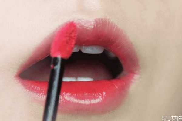 夏天适合涂哑光口红吗？唇釉和唇膏的区别