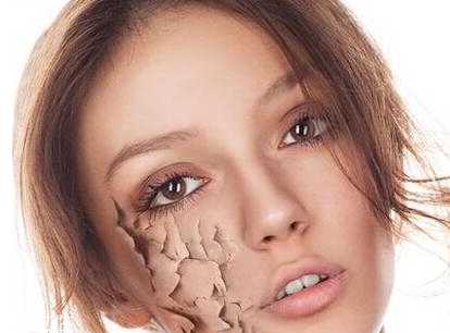 皮肤缺水的原因有哪些？改善皮肤干燥的补水小方法