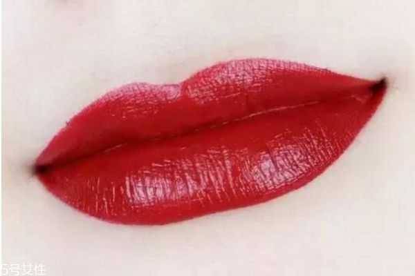 唇色暗紫适合什么口红？黄皮唇色深口红推荐