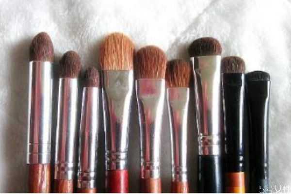 眼影刷能当鼻影刷吗？眼影刷能当遮瑕刷用吗