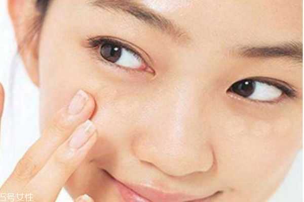 上完粉底液脸上起皮是怎么回事? 上完粉底液脸上起皮是怎么回事?