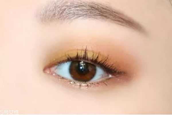 夏天涂什么颜色的眼影好看？适合夏天的眼影色