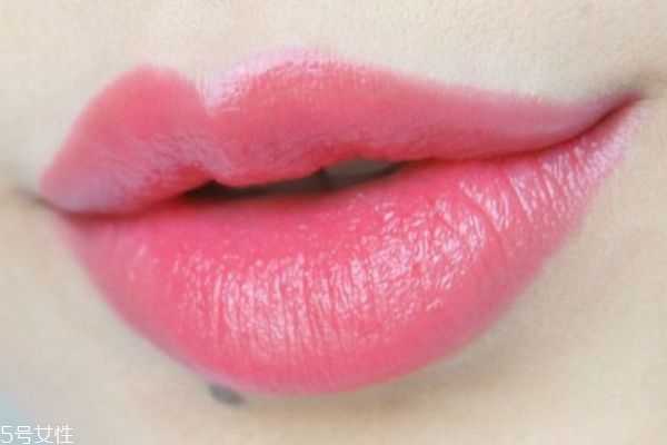 素颜也显白的口红有哪些？无敌百搭蜜桃色口红推荐