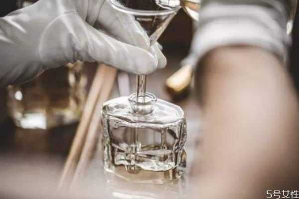 什么香水适合20岁女人？适合20岁女人的香水推荐