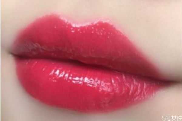 唇釉太油腻怎么处理？唇釉太油亮一擦就掉