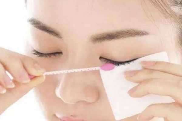 怎样正确的卸除睫毛膏？卸睫毛膏的方法