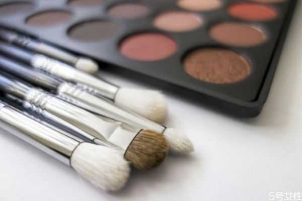 化妆刷买动物毛还是人造纤维？动物毛化妆刷和纤维毛区分