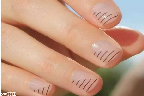 莫兰迪色美甲图 几何线条美甲图片