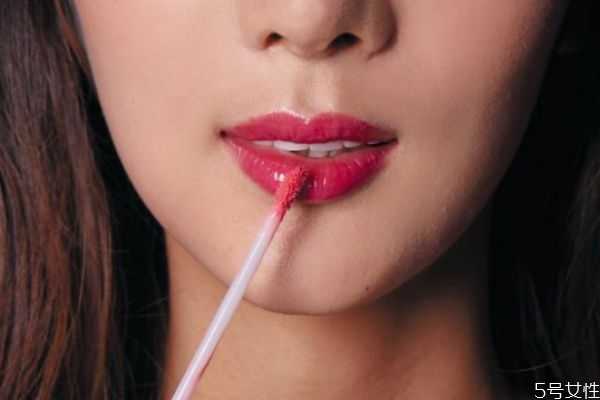厚嘴唇适合的口红颜色?嘴唇厚不适合什么颜色口红 厚嘴唇适合的口红颜色?嘴唇厚不适合什么颜色口红