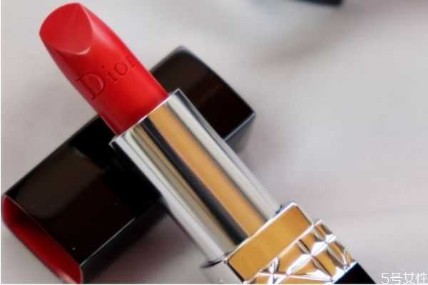 新口红第一次从哪边涂？新口红第一次怎么用