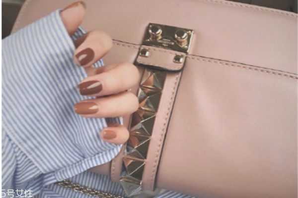 莫兰迪色美甲图 几何线条美甲图片